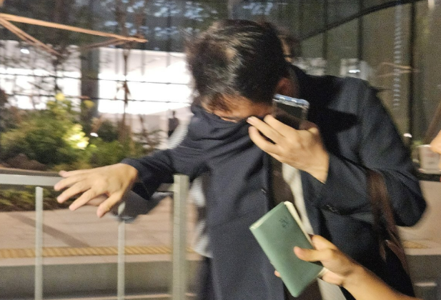 지난 28일 김건희 여사 오빠인 김진우씨가 김 여사 관련 의혹들을 수사하는 민중기 특별검사팀 사무실이 위치한 서울 종로구 KT광화문빌딩에서 조사를 마친 뒤 나오는 모습 사진연합뉴스