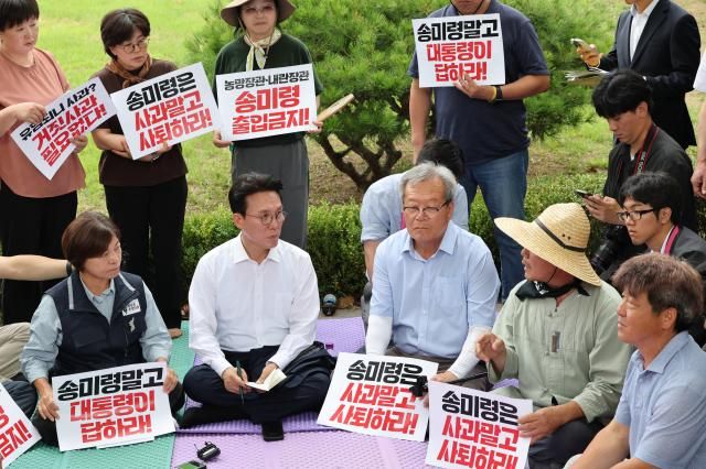 김민석 국무총리가 4일 서울 용산 대통령실 앞에서 항의 집회 중인 농민단체와 면담하고 있다 사진연합뉴스 