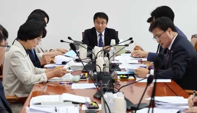 2일 국회에서 열린 예산결산특별위원회의 2025년도 제2회 추가경정예산안 등 조정소위원회에서 더불어민주당 소속 한병도 위원장이 발언하고 있다 사진연합뉴스