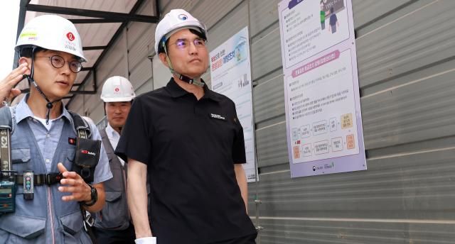 권창준 고용노동부 차관이 3일 서울 용산구 이촌동 건설 현장을 방문해 안전 점검하고 있다 사진연합뉴스