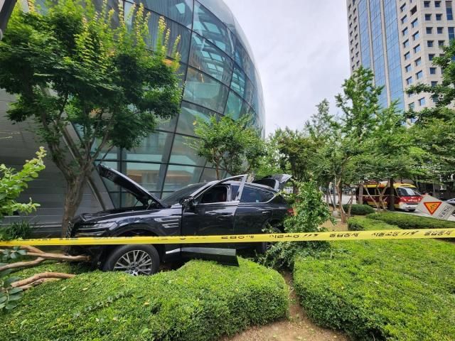 전국경제인협회 타워에 SUV 차량이 돌진했다 사진연합뉴스