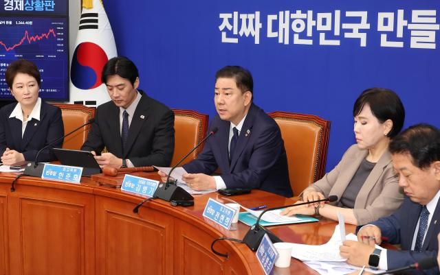김병기 더불어민주당 당대표 직무대행 겸 원내대표가운데가 4일 국회에서 열린 최고위원회의에서 발언하고 있다 사진엲합뉴스