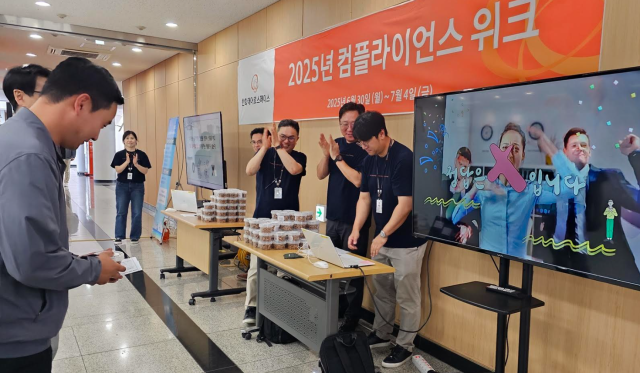 한화에어로스페이스 임직원들이 지난 2일 아산사업장에서 진행된 컴플라이언스 위크 행사에 참여하고 있다