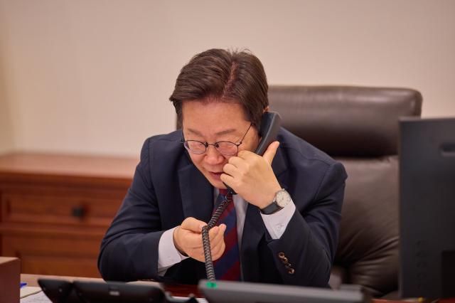 이재명 대통령이 3일 서울 용산 대통령실 청사에서 마르크 뤼터 북대서양조약기구NATO·나토 사무총장과 전화 통화를 하고 있다 사진대통령실