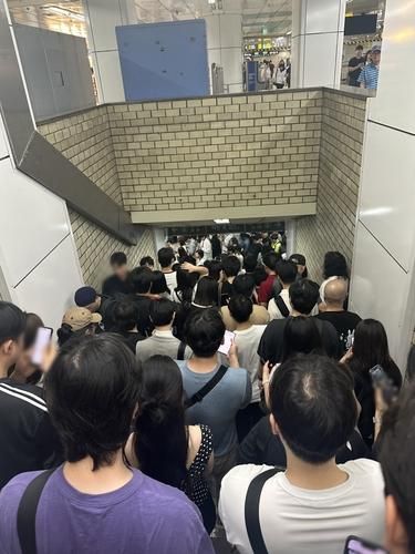 4일 오전 2호선 서울대 입구역 선로전환기 장애로 출근길 시민들이 불편을 겪었다 사진연합뉴스