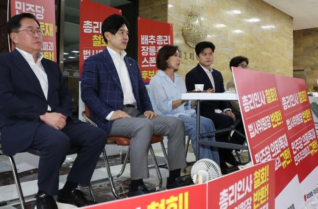 국민의힘 김용태 비상대책위원장왼쪽 네번째이 29일 국회 로텐더홀에서 김민석 국무총리 후보자 지명 철회와 더불어민주당의 국회 법제사법위원장직 반환을 촉구하며 농성 중인 나경원 의원을 만나고 있다 사진연합뉴스