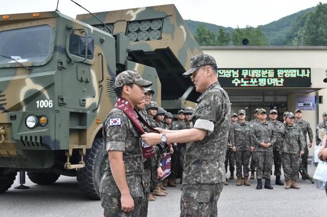 김명수 합참의장이 4일 천무부대 장병을 격려하고 있다 사진합동참모본부