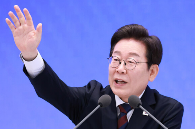 이재명 대통령이 지난 3일 청와대 영빈관에서 열린 대통령의 30일 언론이 묻고 국민에게 답하다 기자회견에서 취재진의 질문을 받고 있다 사진연합뉴스 