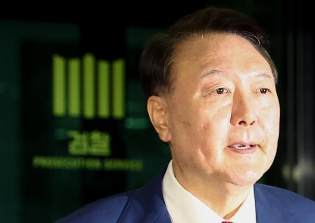 윤석열 전 대통령이 지난 5일 내란 특검 2차 조사를 마치고 조은석 특별검사팀 사무실이 있는 서울 서초구 서울고검을 나서고 있다 사진연합뉴스