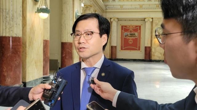 한미 무역협상을 위해 미국을 방문한 여한구 산업통상자원부 통상교섭본부장이 5일현지시간 워싱턴 DC 유니언역에서 한국 특파원단에 발언하고 있다 사진연합뉴스