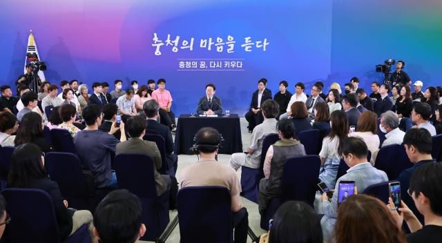 이재명 대통령이 지난 4일 대전컨벤션센터에서 타운홀 미팅 형식으로 열린 국민소통 행보 2탄 충청의 마음을 듣다 간담회를 하고 있다 사진연합뉴스