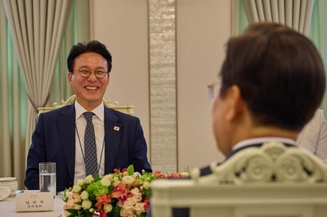 지난 4일 서울 용산 대통령실 청사에서 이재명 대통령이 김민석 국무총리와 환담하는 모습 사진대통령실 제공