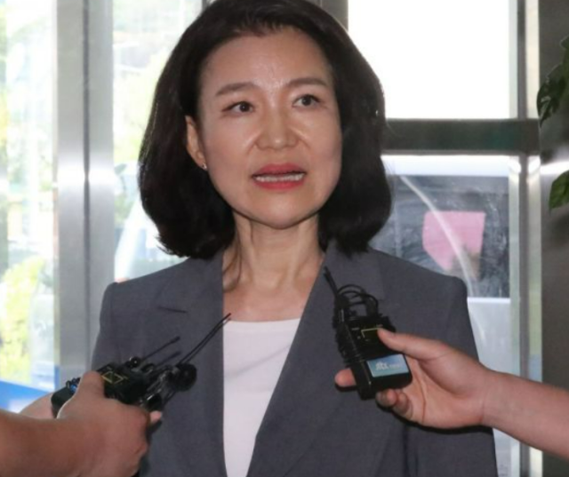 대전MBC 사장 재임 시절 법인카드를 사적으로 유용했다는 의혹을 받는 이진숙 방송통신위원장이 5일 대전 유성경찰서에 출석해 기자들의 질문을 받고 있다 사진연합뉴스 