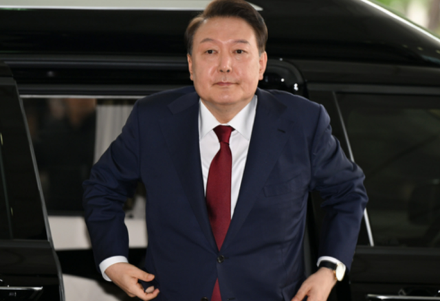 윤석열 전 대통령이 지난달 28일 피의자 신분으로 내란 특검 조사를 받기 위해 서울 서초구 서울고검 청사로 출석하고 있다 사진공동취재단 