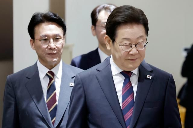 이재명 대통령과 김민석 국무총리가 5일 서울 용산 대통령실 청사에서 열린 국무회의에 입장하고 있다사진연합뉴스