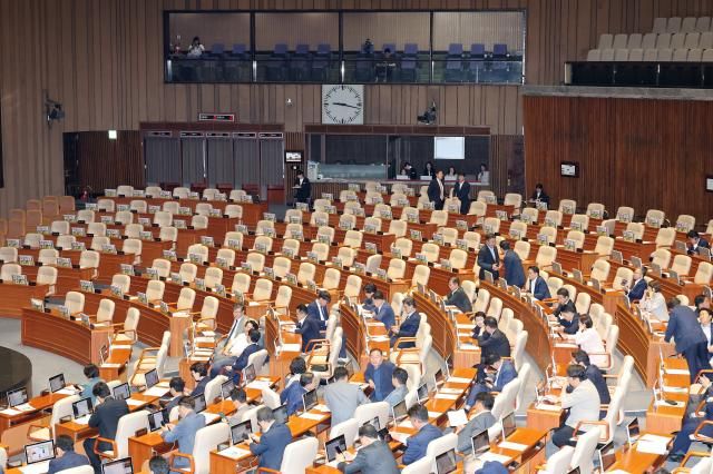 4일 국회 본회의에서 여당 의원들이 야당 의원들을 기다리고 있다 사진연합뉴스
