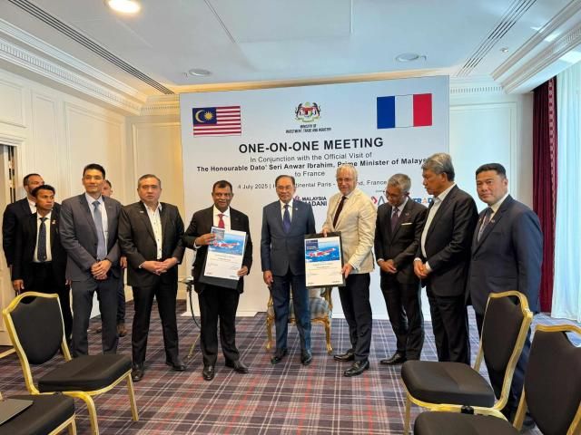 5일 프랑스 파리에서 열린 에어아시아와 에어버스의 신규 항공기 도입 양해각서 체결식에 크리스찬 쉬어러 에어버스 상용기 사업 부문 CEO 안와르 이브라힘 말레이시아 총리 토니 페르난데스 캐피털 A CEO사진 오른쪽 네 번째부터 등 주요 귀빈이 다수 참석했다 