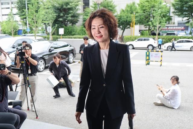 이진숙 사회부총리 겸 교육부 장관 후보자가 지난달 30일 오전 서울 여의도 한국교육시설안전원에 마련된 인사청문회 준비 사무실로 출근하고 있다 사진연합뉴스