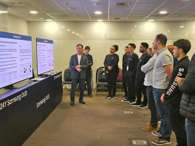 브라질 상파울루에서 지난 달 열린 2025 중남미 VD 세미나에서 참석자들이 OLED의 화질 기술을 살펴보고 있다 사진삼성전자