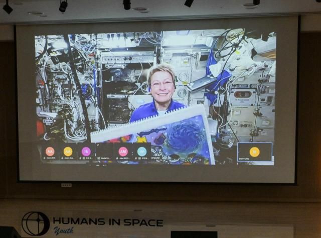 국제우주정거장ISS에서 우리나라 아이들의 그림이 소개되고 있다 사진한국과학창의재단 제공