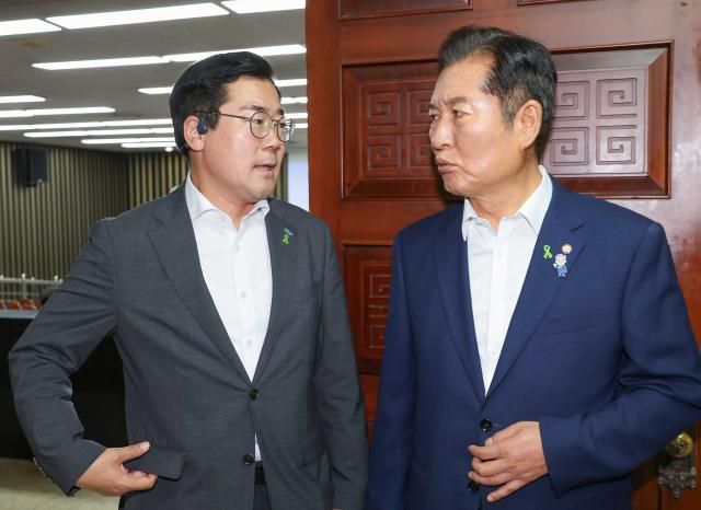 더불어민주당 당 대표 후보자인 정청래·박찬대왼쪽 의원이 3일 서울 여의도 국회에서 열린 비공개 의원총회장 앞에서 대화하고 있다 사진연합뉴스