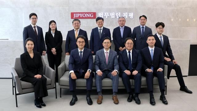  앞줄 좌측부터 반시계 방향 지평 한은지 이태현 변호사공동 센터장 이행규 대표변호사센터 총괄 배기완 변호사공동 센터장 권준희 조동욱 변호사 장영은 수석전문위원 채남기 고문 장기석 신민 고효정 김진하 변호사 사진법무법인 지평