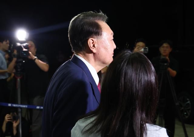 윤석열 전 대통령이 5일 내란 특검 2차 조사를 마치고 조은석 특별검사팀 사무실이 있는 서울 서초구 서울고검을 나서고 있다 202576 사진연합뉴스