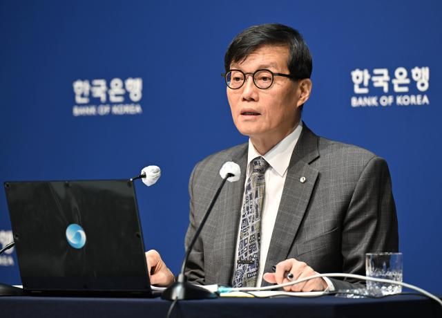 이창용 한국은행 총재가 지난 2월 서울 중구 한국은행 본관에서 열린 금융통화위원회 본회의를 마친후 통화정책방향 기자 간담회를 열고 기자들의 질문에 답변을 하고 있다 20250225사진사진공동취재단
