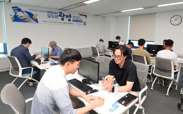 대통령 직속 국정기획위원회가 2일 강릉시청에서 찾아가는 모두의 소통버스를 운영하고 있다사진연합뉴스