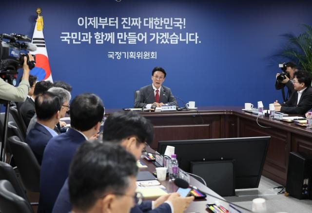 김민석 국무총리가 7일 서울 종로구 국정기획위원회에서 열린 전체회의에 참석 인사말을 하고 있다 사진연합뉴스