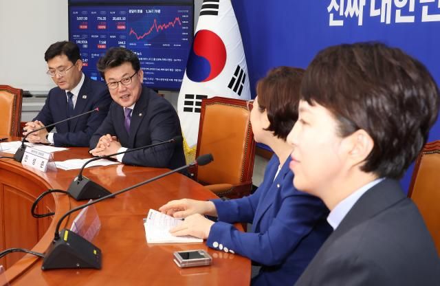 더불어민주당 진성준 국민의힘 김정재 정책위의장이 7일 국회에서 만나 발언하고 있다 왼쪽부터 더불어민주당 이정문 정책위 수석부의장 진성준 정책위의장 국민의힘 김정재 정책위의장 김은혜 정책수석부대표 사진연합뉴스