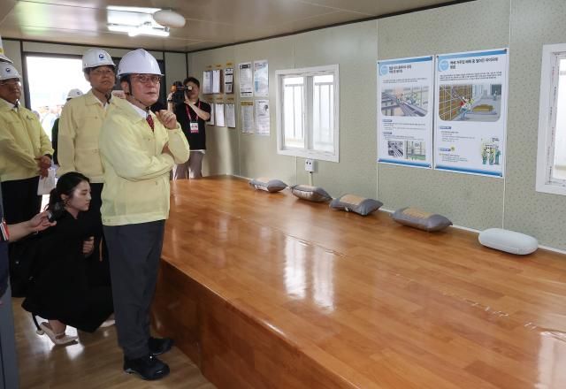 김민석 국무총리가 7일 세종시 국립도시건축박물관 건설 현장을 찾아 폭염 대비 휴게시설 등 근로 환경을 점검하고 있다 사진연합뉴스