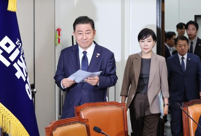 김병기 당대표 직무대행 겸 원내대표왼쪽가 4일 국회에서 열린 최고위원회의에 입장하고 있다 사진연합뉴스