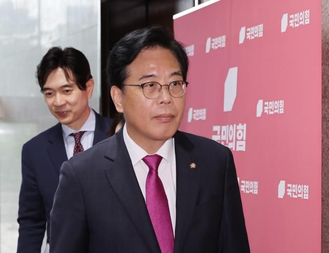 송언석 국민의힘 비상대책위원장 겸 원내대표가 7일 서울 여의도 국회에서 취재진의 질문을 받고 있다 사진연합뉴스