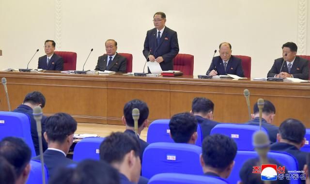 북한은 지난 7일 당 중앙위원회 제8기 제12차 전원회의 결정관철을 위한 내각당위원회 전원회의 확대회의가 열렸다고 조선중앙통신이 8일 보도했다 회의에서 박태성 내각총리가운데가 발언하고 있다 사진연합뉴스