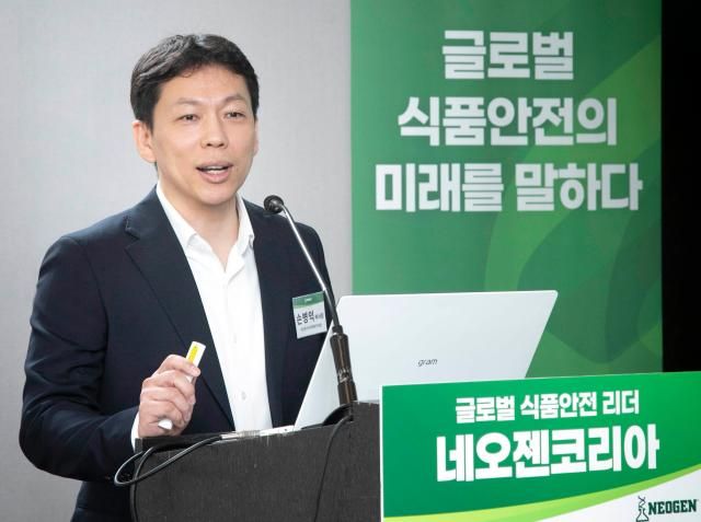 손병익 네오젠 아시아태평양 총괄부사장이 8일 서울 중구 더플라자호텔에서 열린 기자간담회에서 발언하고 있다 사진네오젠코리아