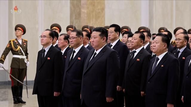 김정은 북한 국무위원장이 김일성 주석 사망 31주기를 맞아 8일 0시 금수산태양궁전을 참배했다고 조선중앙TV가 8일 보도했다 사진연합뉴스