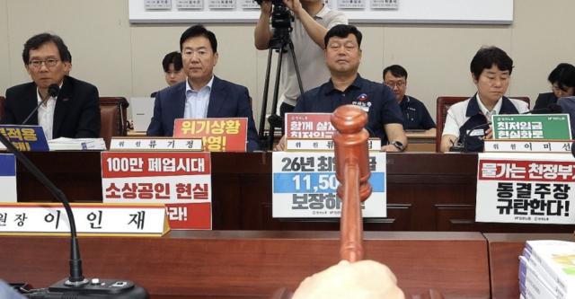 왼쪽부터 사용자위원인 이명로 중소기업중앙회 인력정책본부장 류기정 한국경영자총협회 전무 근로자위원인 류기섭 한국노총 사무총장 이미선 민주노총 부위원장이 8일 정부세종청사에서 열린 최저임금위원회 제10차 전원회의에 참석했다 사진연합뉴스