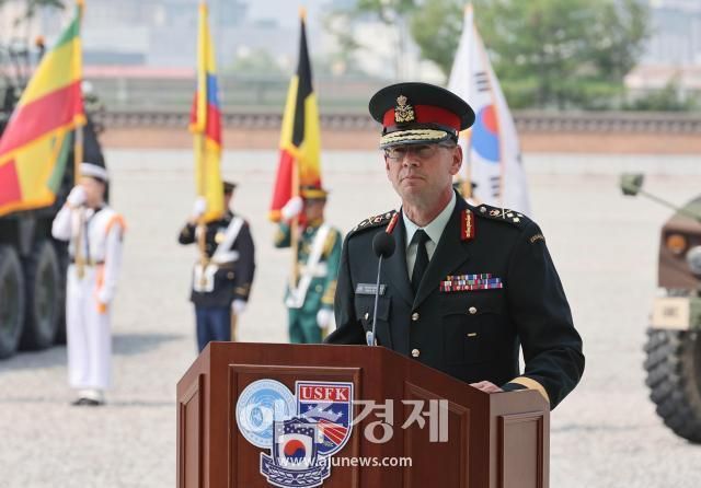데릭 맥컬리 유엔사 부사령관이 8일 오전 경기 평택시 캠프험프리스 바커필드 연병장에서 열린 유엔사 창립 기념행사에서 환영사를 하고 있다 사진사진공동취재단