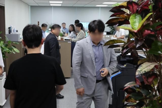 윤석열 전 대통령 배우자 김건희 여사와 관련한 의혹들을 수사하는 민중기 특별검사팀이 8일 서울 여의도 국회 의원회관 내 국민의힘 윤상현 의원실을 압수수색하고 있다 202578 사진연합뉴스