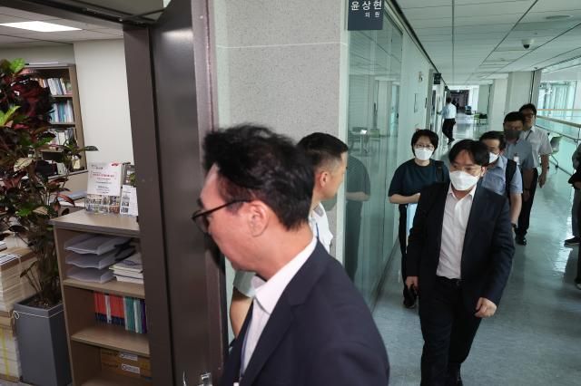 윤석열 전 대통령 배우자 김건희 여사와 관련한 의혹들을 수사하는 민중기 특별검사팀이 공천 개입 의혹 관련자들을 상대로 전격적인 동시다발 압수수색에 나선 8일 특검팀 관계자들이 서울 여의도 국회의원회관 내 윤상현 의원실로 들어가고 있다 사진연합뉴스 