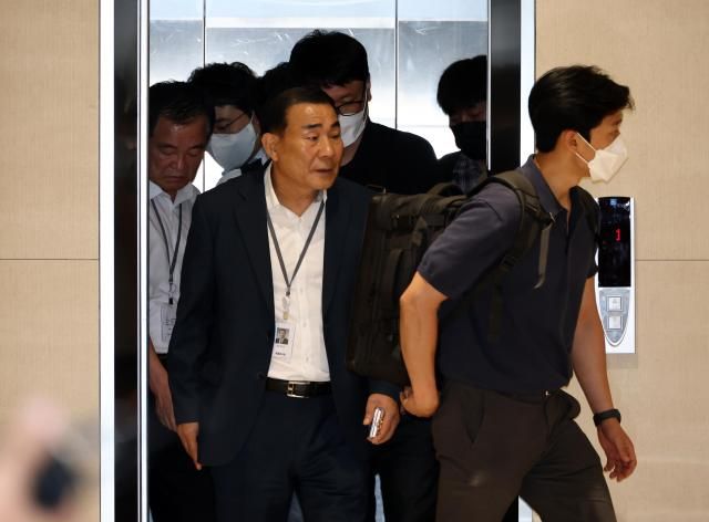 윤석열 전 대통령 배우자 김건희 여사를 둘러싼 각종 의혹을 수사하는 민중기 특별검사팀이 3일 서울 종로구 삼부토건이 입주한 빌딩에서 압수수색 중 이동하고 있다 사진연합뉴스