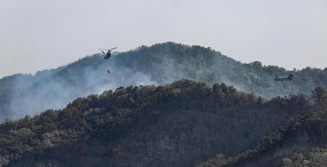군용 치누크 헬기가 지난 4월 29일 대구 북구 산불 현장에서 진화를 위해 분주히 움직이고 있다 사진연합뉴스 