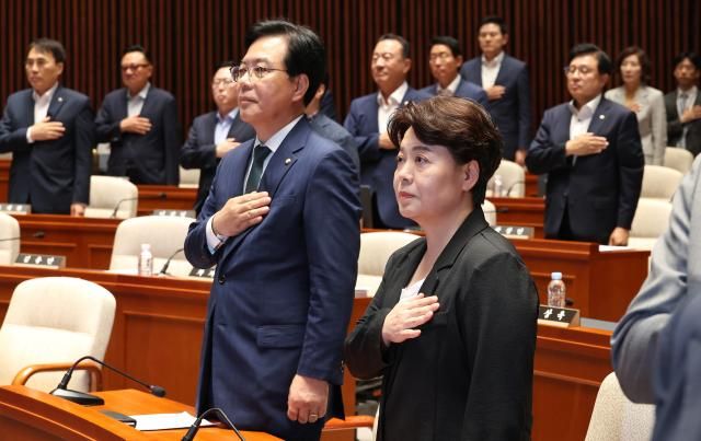 송언석 국민의힘 비상대책위원장 겸 원내대표와 신임 윤희숙 혁신위원장 등 의원들이 9일 서울 여의도 국회에서 열린 의원총회에서 국기에 경례하고 있다 사진연합뉴스