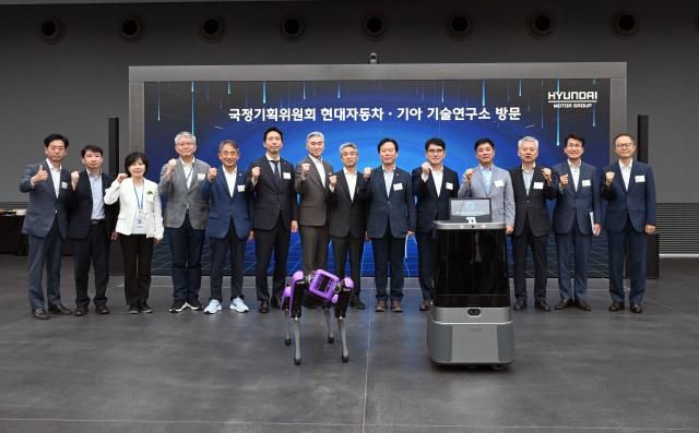 대통령 직속 국정기획위원회 정태호 경제 1분과장 등이 2일 경기도 화성시 현대자동차그룹 남양연구소를 방문했다 정태호 분과장 등이 단체사진을 촬영하고 있다 202572 국정기회위원회 제공 재판매 및 DB금지