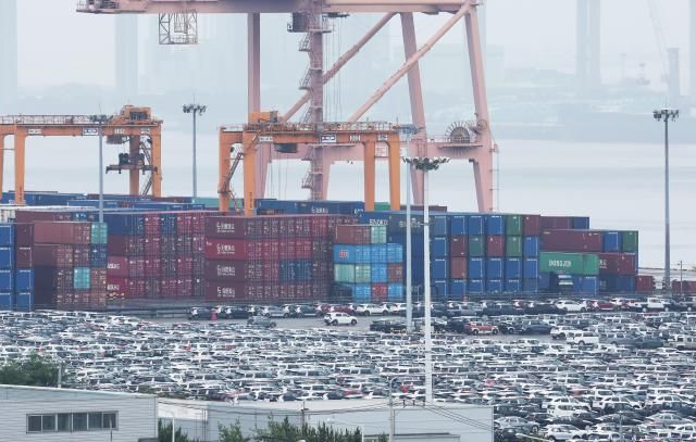 경기도 평택항에 쌓여 있는 컨테이너와 세워져 있는 수출용 자동차 모습 사진연합뉴스