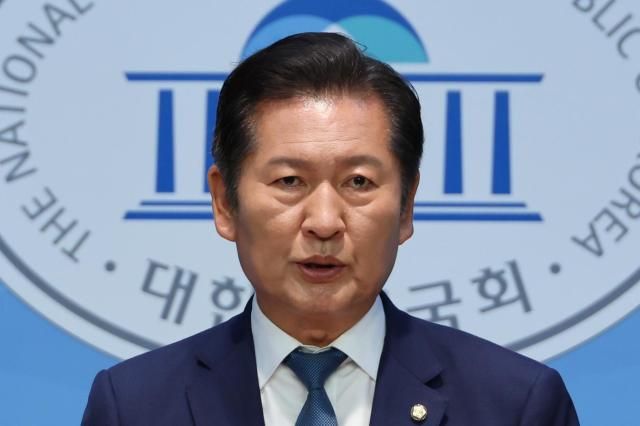 정청래 더불어민주당 의원이 지난 15일 서울 여의도 국회 소통관에서 당대표 선거 출마 기자회견을 하고 있다 사진연합뉴스