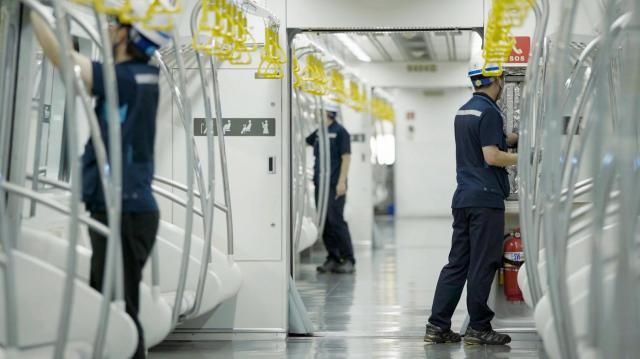  현대로템 관계자가 철도차량을 점검하는 모습 