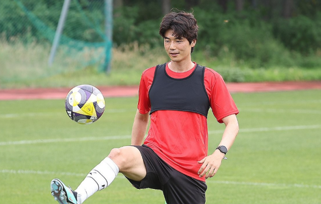 기성용이 포항 스틸러스 입단 후인 지난 4일 경북 포항시 포항스틸러스 송라클럽하우스에서 열린 팀 훈련에 참여한 모습 사진연합뉴스