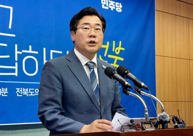 더불어민주당 당권 주자인 박찬대 의원이 8일 전북특별자치도의회 기자회견에서 발언하고 있다 사진연합뉴스